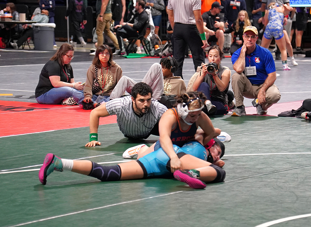 Genevieve Bellino working for the pin vs. Aylin Pagan 120 lbs.