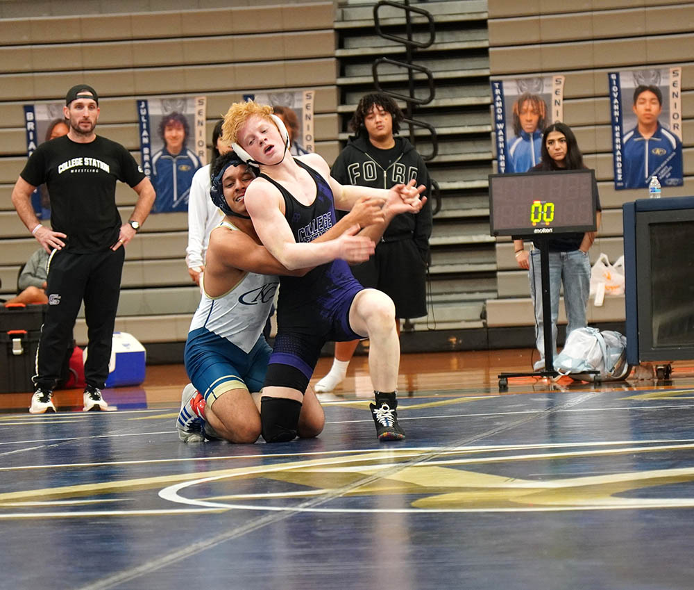 Mateo Chacon wins a 9-5 decision over Easton Duty