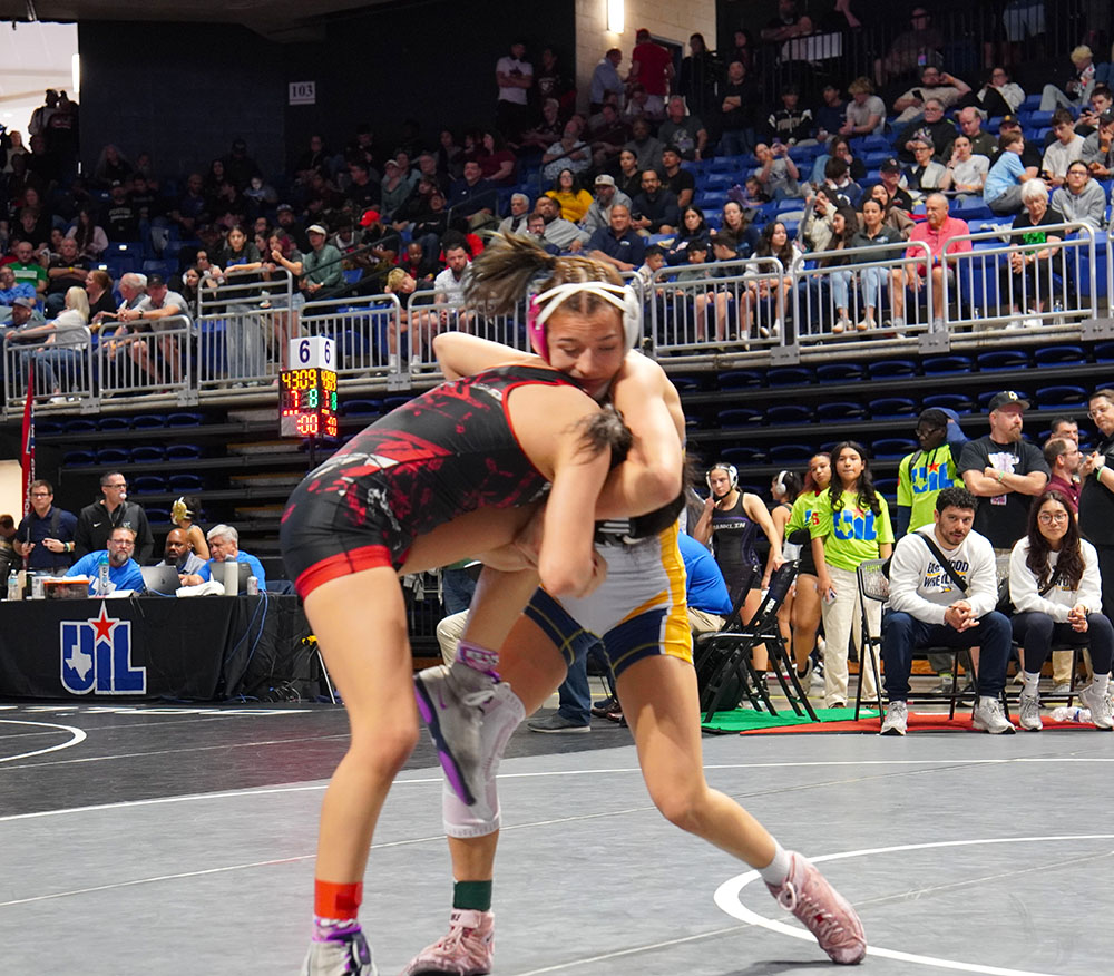 Hailey Delgado setting her cradle before the takedown